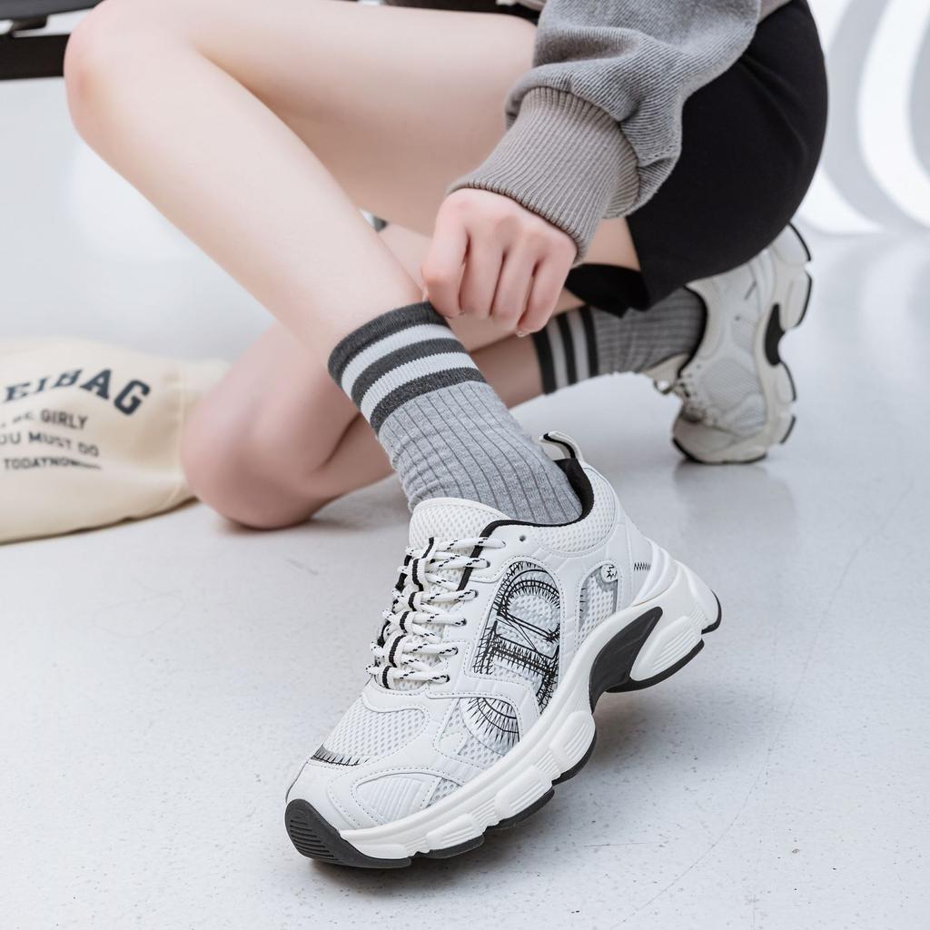 Anpassade silverfärgade CD-bokstav låga sneakers för dam 2025 vår nya tjocksulade höjdökande mesh dad-skor för dam