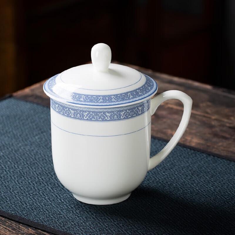 Filiżanki do herbaty Jingde Story z niebiesko-białej porcelany kostnej z pokrywkami (2-Pack)