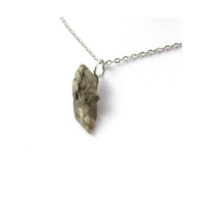 Pierres et Minéraux. Collier Gypse brut. 15.94 ct. Marcieu, Isère, France.