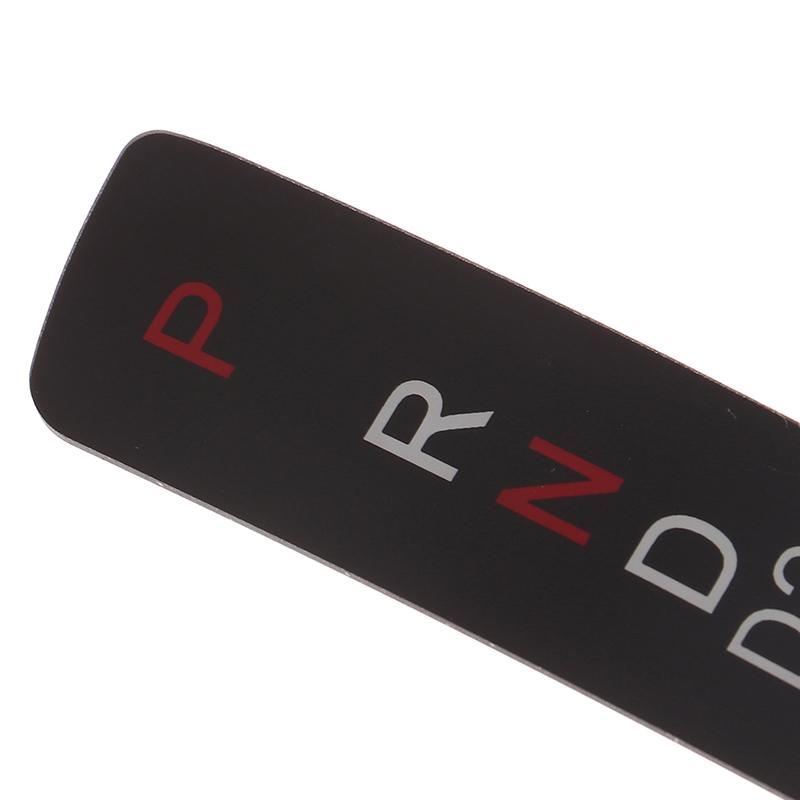 

Ручка переключения передач. Панель положения дисплея. Буквенно-цифровая панель со словами.