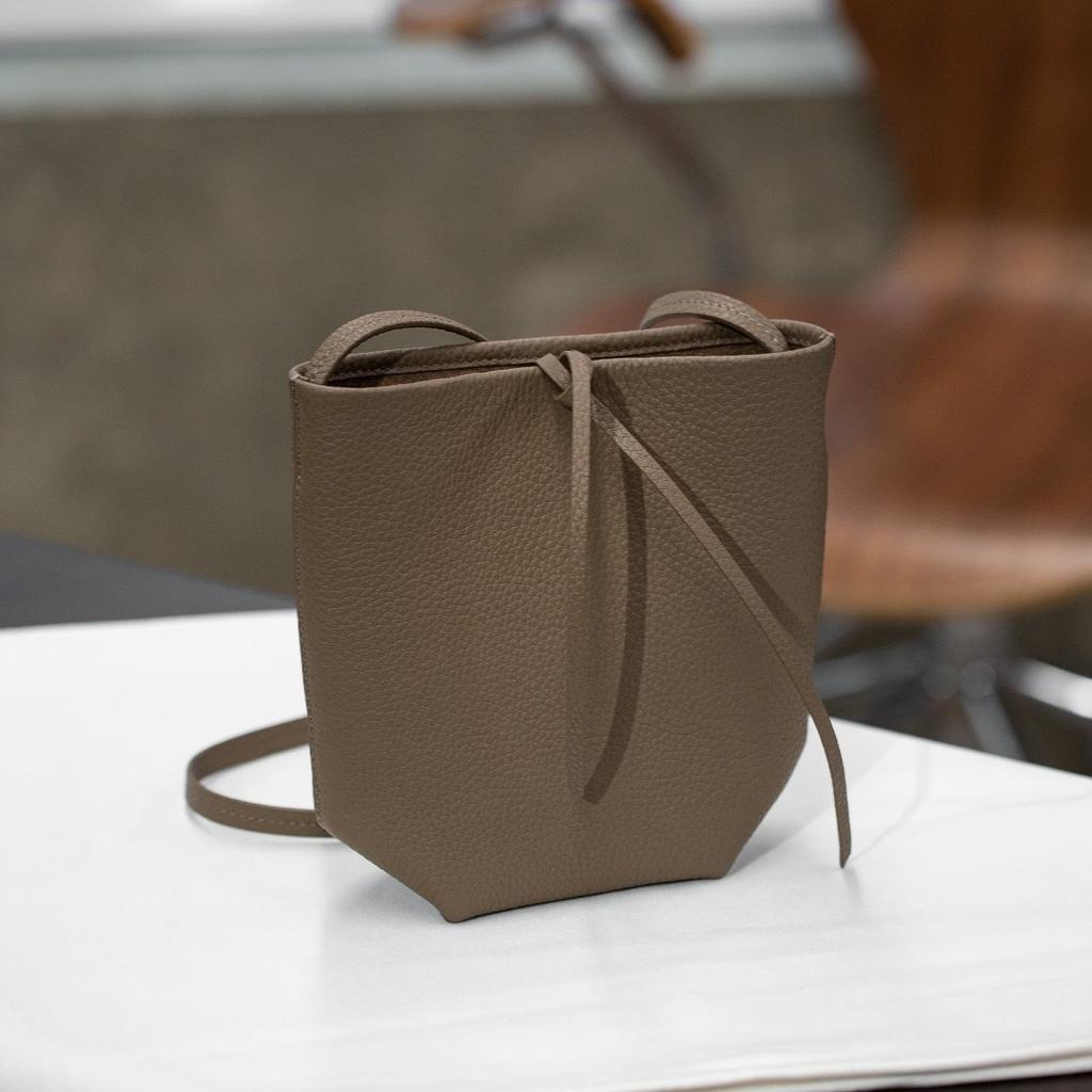 New Park Mini Leather Pocket Bag Messenger Bag Small Bucket Women's Bag Minimalist Casual Mobile Phone Bag