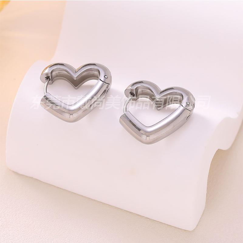 Hot-selling heart-shaped stainless steel earrings, high-end fashion trend earrings, versatile temperament, simple niche earrings