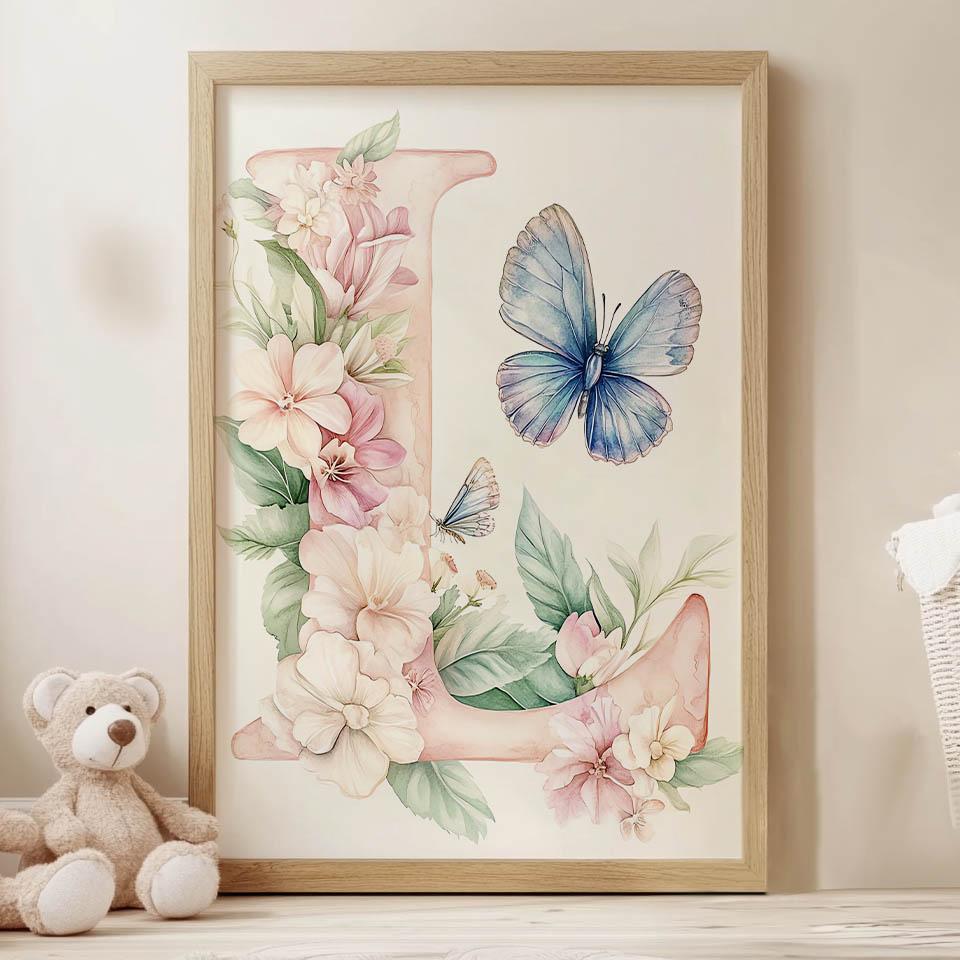 Plakat Literowy "L" Z Kwiatami I Motylem Plakat Literowy "L" Z Kwiatami I Motylem, 70X100 Cm, Rama Drewniana Jasny Dąb, Papier Matowy 230 Gsm