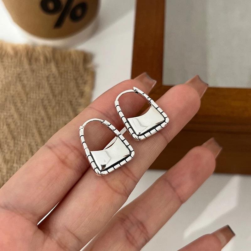 Retro Do Old Bag Ear Buckle Female Temperament Minimalist Earrings Versatile Fashion Cold Square Earrings Ladies Accessories Elegant Jewelry
