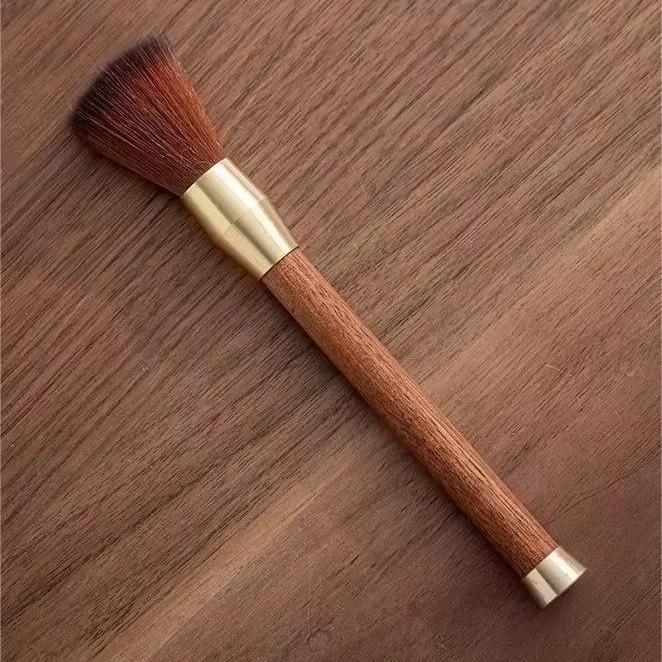 

Скидка для новичков: Щетка для чистки кофемолки с деревянной ручкой - Мягкая, не линяющая щетина