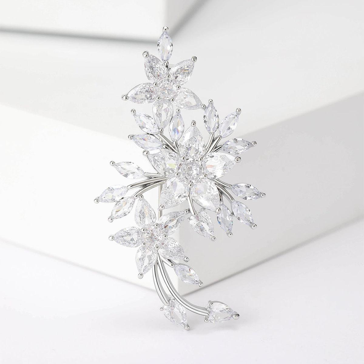 

Высококачественная брошь в виде цветка сливы из кристаллов, слегка инкрустированная цирконием, легкая брошь-заколка для воротника пальто класса люкс