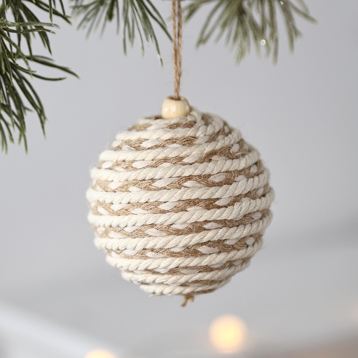 

Прикраси на ялинку ручної роботи: Плетені підвіски у вигляді різдвяних куль для святкової атмосфери
