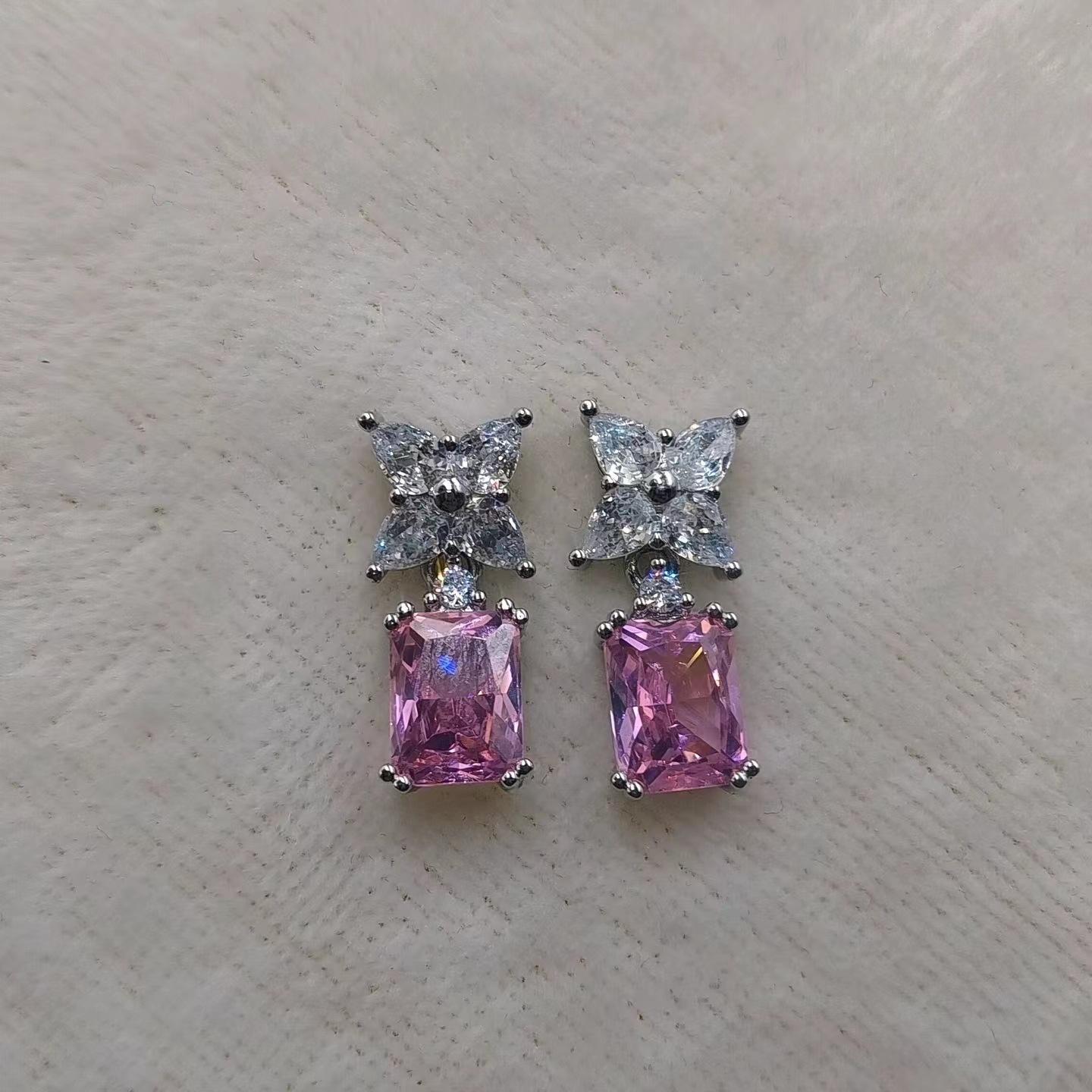 

Simple Atmosphere, Rectangular Four-leaf Clover Earrings, Copper Plating, Real Gold Color Preservation, Personalized Earrings, Wind Earrings Copper gold розовый