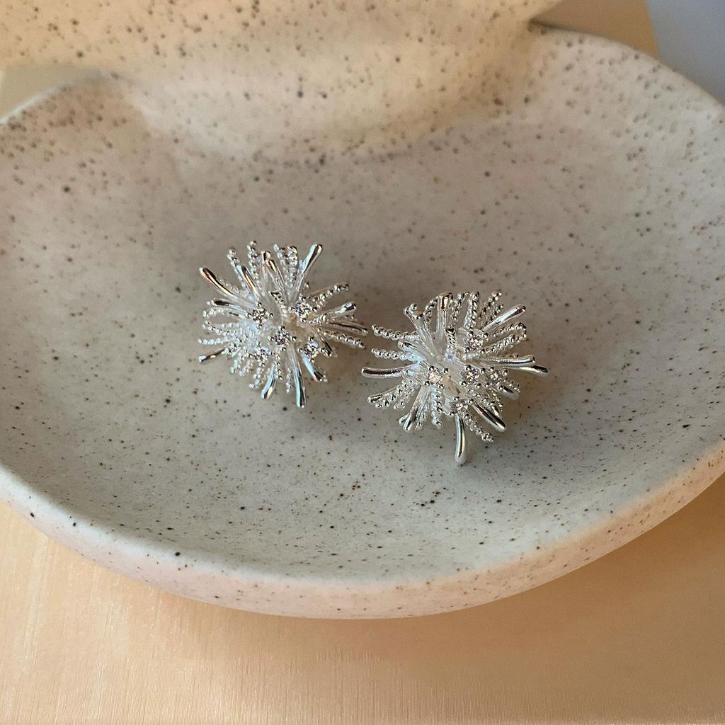 Trendy Rhinestones Metal Flower Earrings for Women Silver Personality Blooming Dandelions Shaped Stud Earrings Jewelry