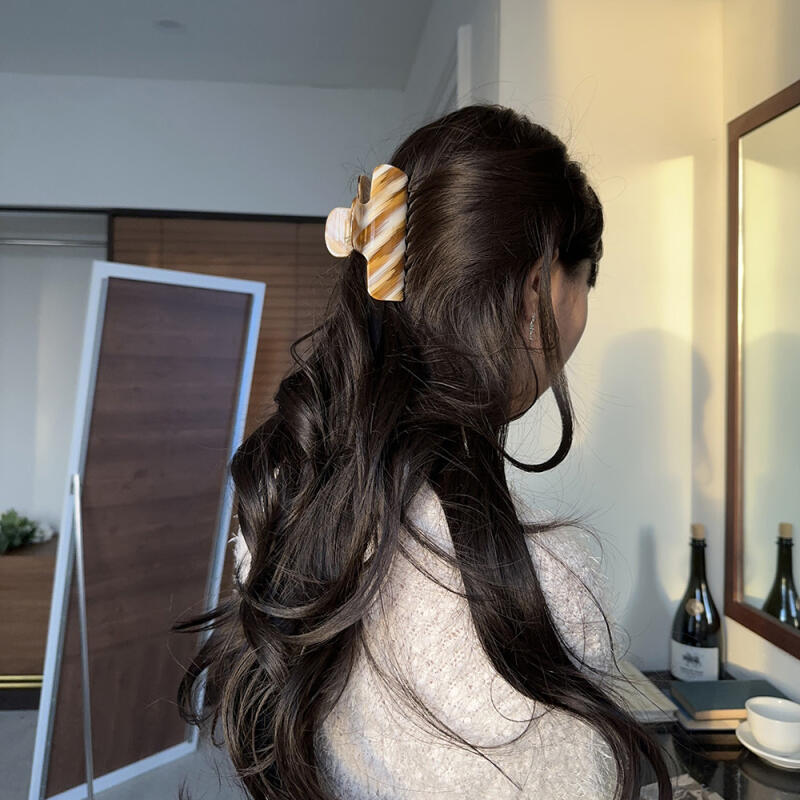 

Положительная заколка для волос (7 цветов) camel stripe