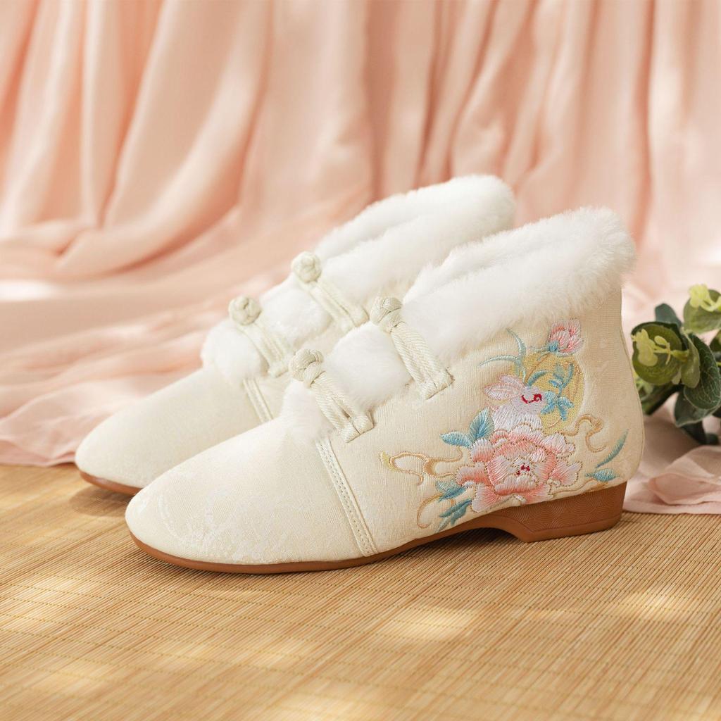 [Laurel Rabbit] Embroidered Hanfu Cloth Shoes - Elegant Ancient Style with Winter Velvet Lining