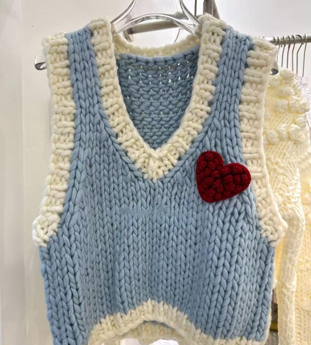 

Вязаный вручную 3D жилет с сердечками на осень - Трендовый и уникальный дизайн One Size синий