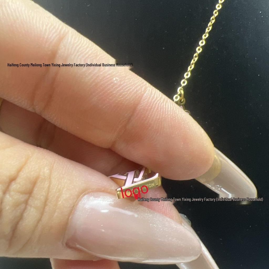 LV Lehký Luxusní Smaltovaný Náhrdelník s Růžovým, Černým a Bílým Písmenem V a Květinovým Vzorem - Trendy Dárek pro Ženy.