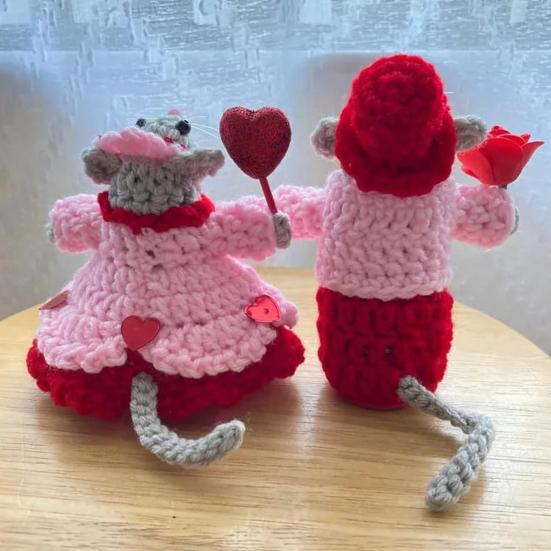 1 Pair Crocheted Mouse Couple Handmade Crochet Mice Ornaments Valentine's Day Decor Mice Doll for Desk Mantel Bedside Table
