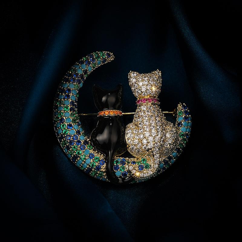 Heavy-duty Japanese-style Cartoon Cat Brooch with Colorful Zircon Moon, Cute Cat Pin for Clothing