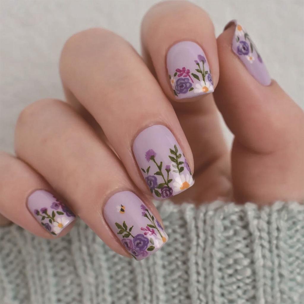 24 Stück Lila Künstliche Nägel Kurz Quadratisch Vollabdeckung Falsche Nägel Glänzend Aufklebbare Nägel Blumen Aufpressnägel
