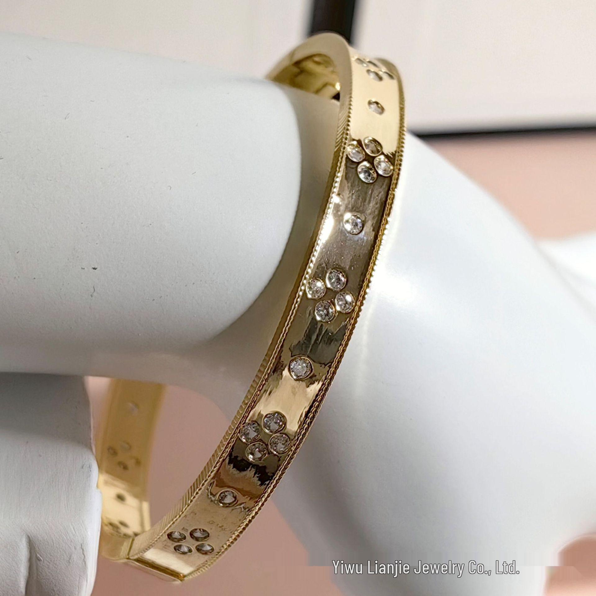 

Korean Style Four-Leaf Clover Narrow Bangle: Versatile, Elegant, Couple s Luxury Accessory. золотий