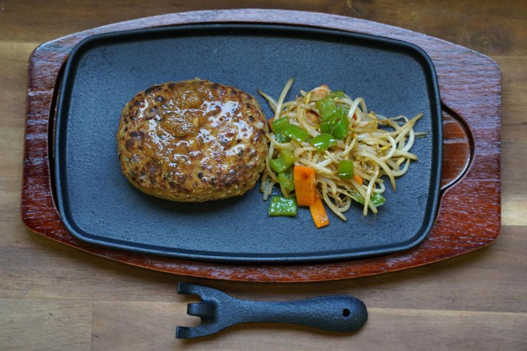Ikenaga Iron Works Steak Plate/Hamburger Plate BIG, Induction Compatible, with Handle and Wooden Base, Gokuuma Gourmet