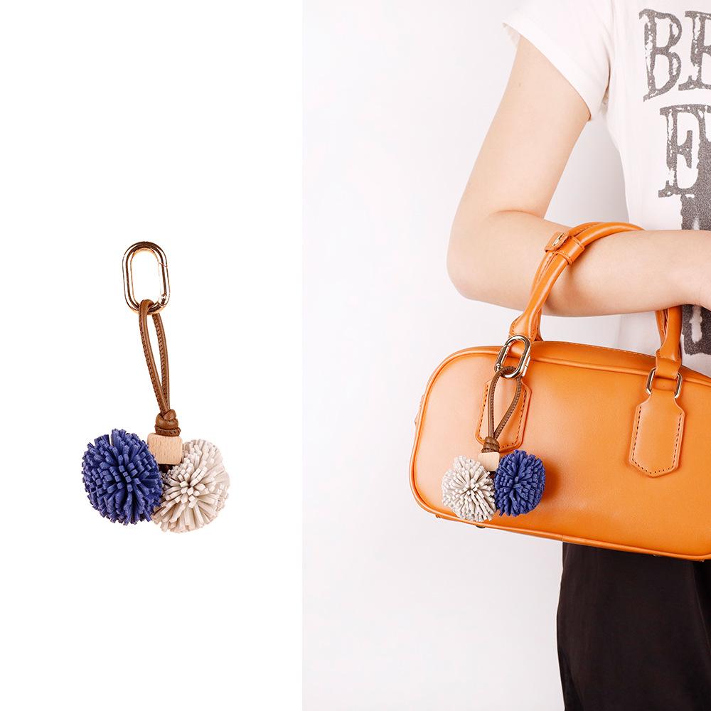 Portachiavi e Ciondolo per Borsa con Nappa a Forma di Palla di Bacca di Bayberry in Stile Zhang Yuanying