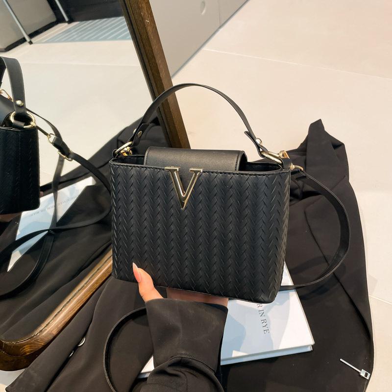 

Fashion texture summer large capacity new light luxury texture casual shoulder crossbody portable small square bag чёрный