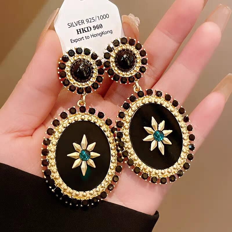 2025 New Chinese Retro Light Luxury Dangle Earrings: High-End Niche Style with Exaggerated Elegance