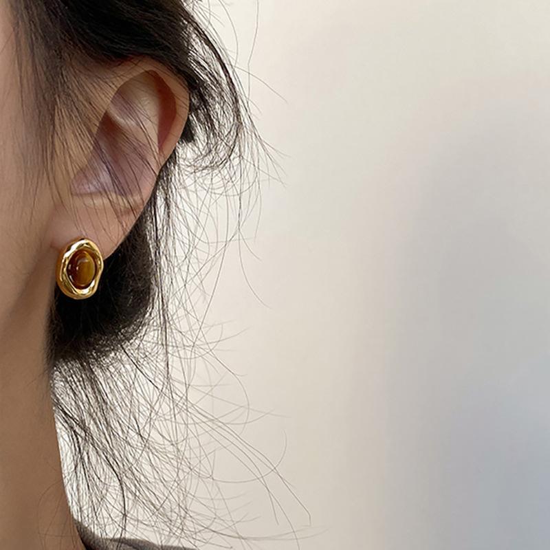 Retro exquisite stud earrings, French temperament resin earrings, fashionable, elegant and versatile high-end earrings
