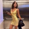 Złota Brokatowa Sukienka Mini Bodycon na Cienkich Ramiączkach z Odkrytymi Plecami - Luksusowy Styl Europejski Amerykański