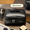 Herbst High-End Schwarze PU Make-up Tasche mit unterteilten Fächern, Schichtlagerung, minimalistischem Design und Handheld-Komfort