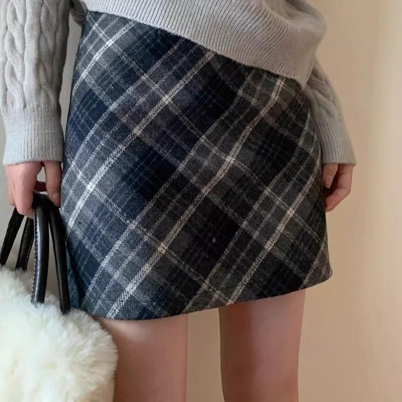 Plus Size Retro Plaid Woolen A-line Skirt for Pear-Shaped Women - Hip-Covering, Slimming Short Skirt for Autumn/Winter