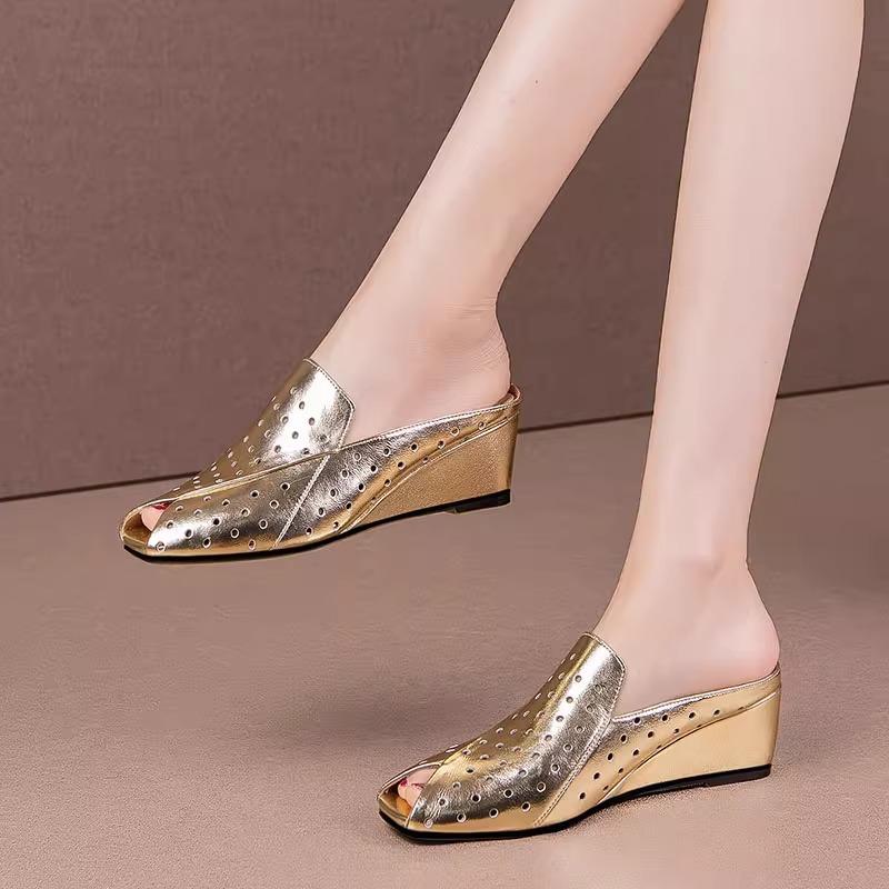 Damen 2025 Sommer neue faule Hausschuhe bequeme Sandalen hohler mittlerer Absatz Keilabsatz Damenschuhe