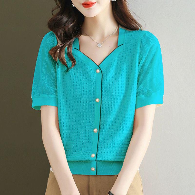 Sommer Neue Damen T-Shirts Koreanische Mode Uni V-Ausschnitt Spitze Aushöhlen Knopf Eis Seide Dünn Kurzarm Pullover Gestrickte Oberteile