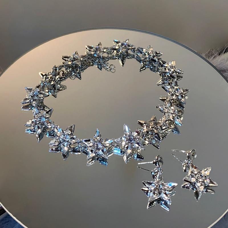 Diamantbesetzte Stern-Spleiß-Halskette Damen-Choker High-End-Schlüsselbein-Kette Einfache leichte Luxus-Mode Vielseitige Halskette Großhandel