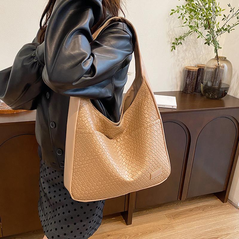 Stylish Large Capacity Tote Bag With Vintage Charm Perfect For Everyday Use