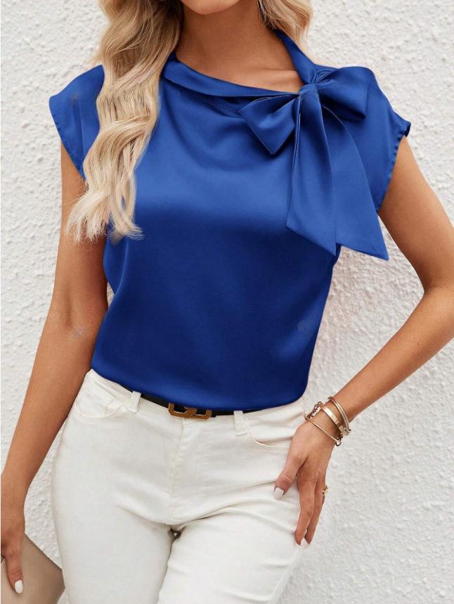 T-shirt da donna in raso con colletto a fiocco e design di nicchia