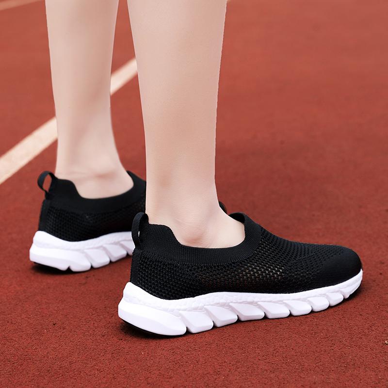A new slip-on casual shoes mesh cloth breathable fashion soft sole outdoor sports students light running shoes