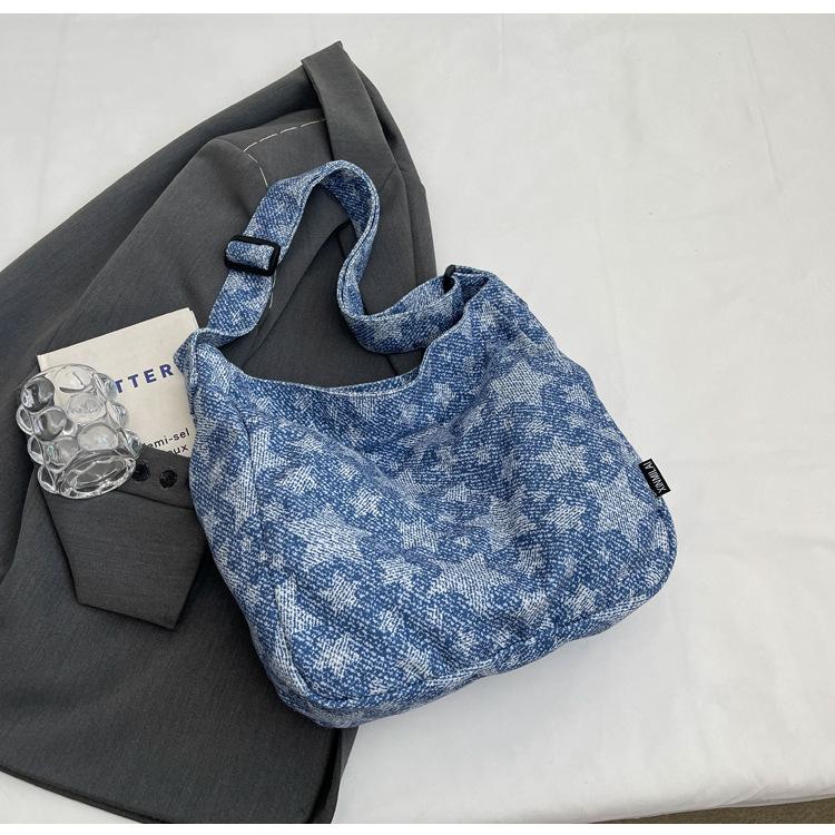 Женская большая вместительная пригородная сумка через плечо — фото 12