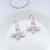 Blumen-Creolen aus Harz für Damen Modische Gardenien-Ohrringe Ohrschmuck Ornamente für Mädchen Frauen