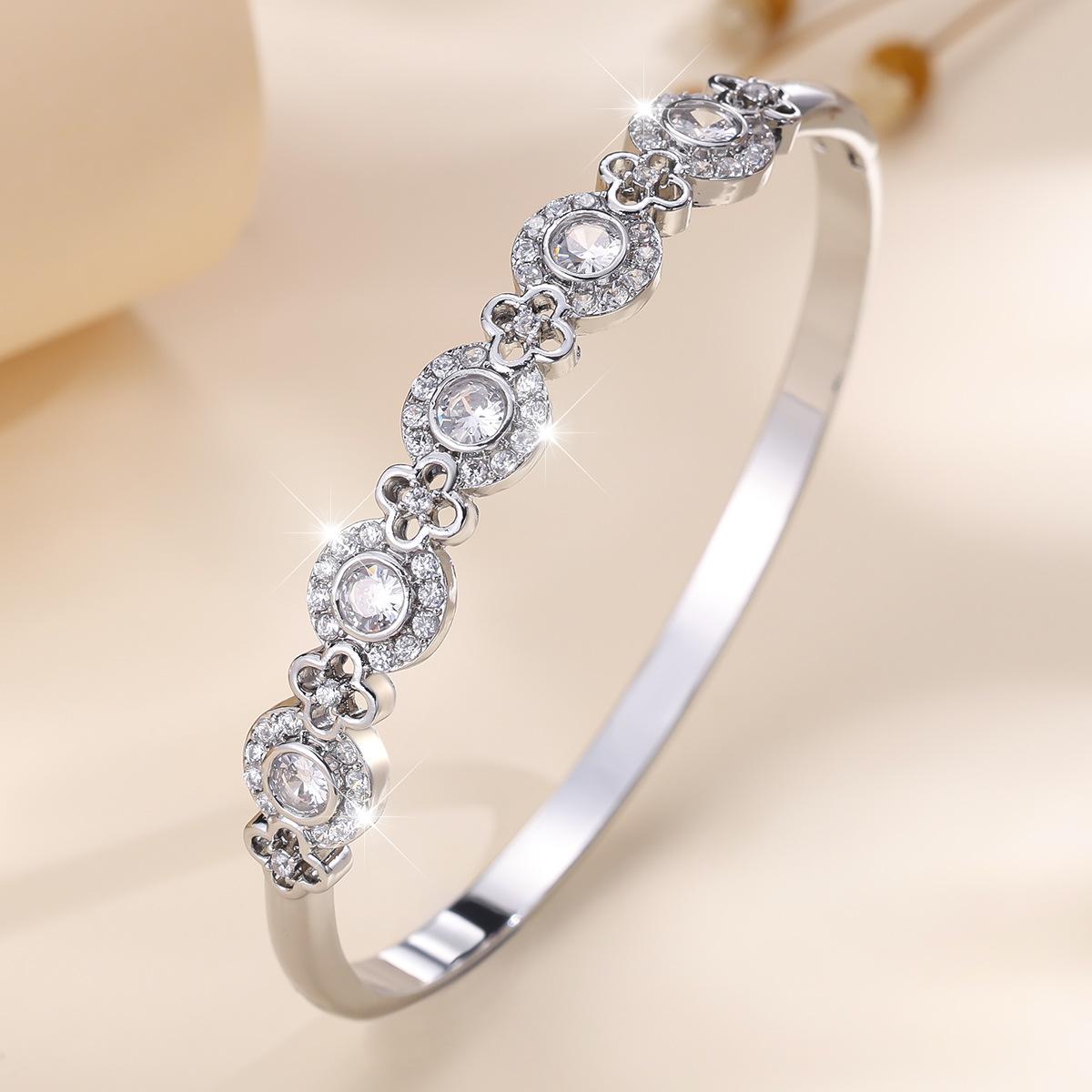 Trendy and Exquisite Four-leaf Clover Micro-stone Luxury Bracelet for Women 17CM