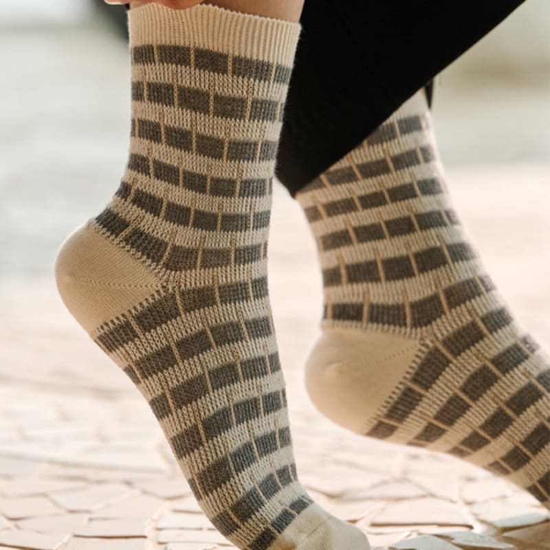 

Abiruz Women s Tone-on-Tone Brick Pattern Socks HM-66-WBT 220~250mm