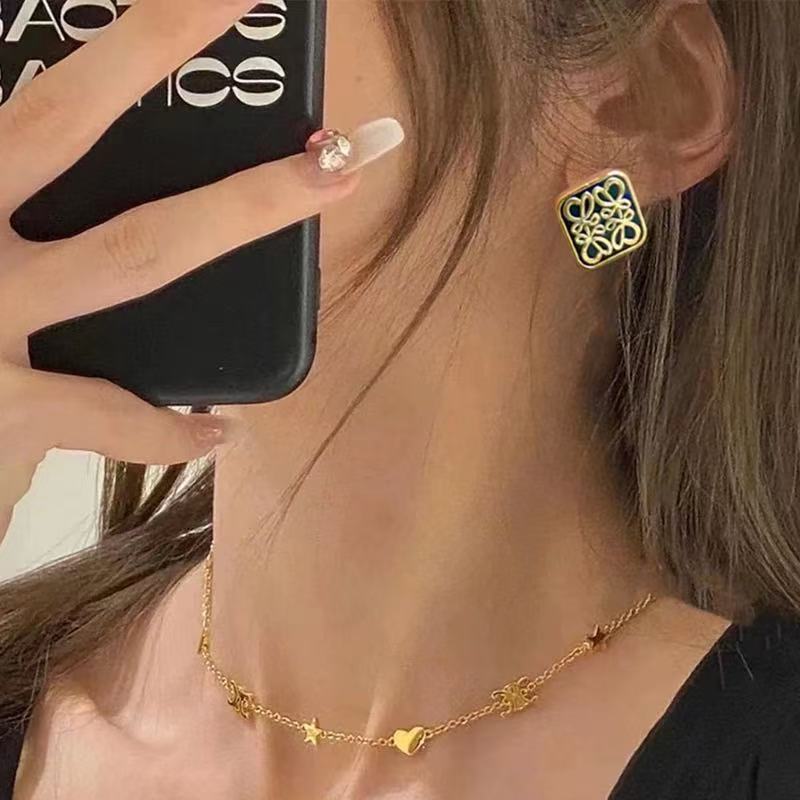 

Luo s new stud earrings are popular, drip glaze, small fragrant temperament earrings, light luxury and high-end square silver needle earrings. белый