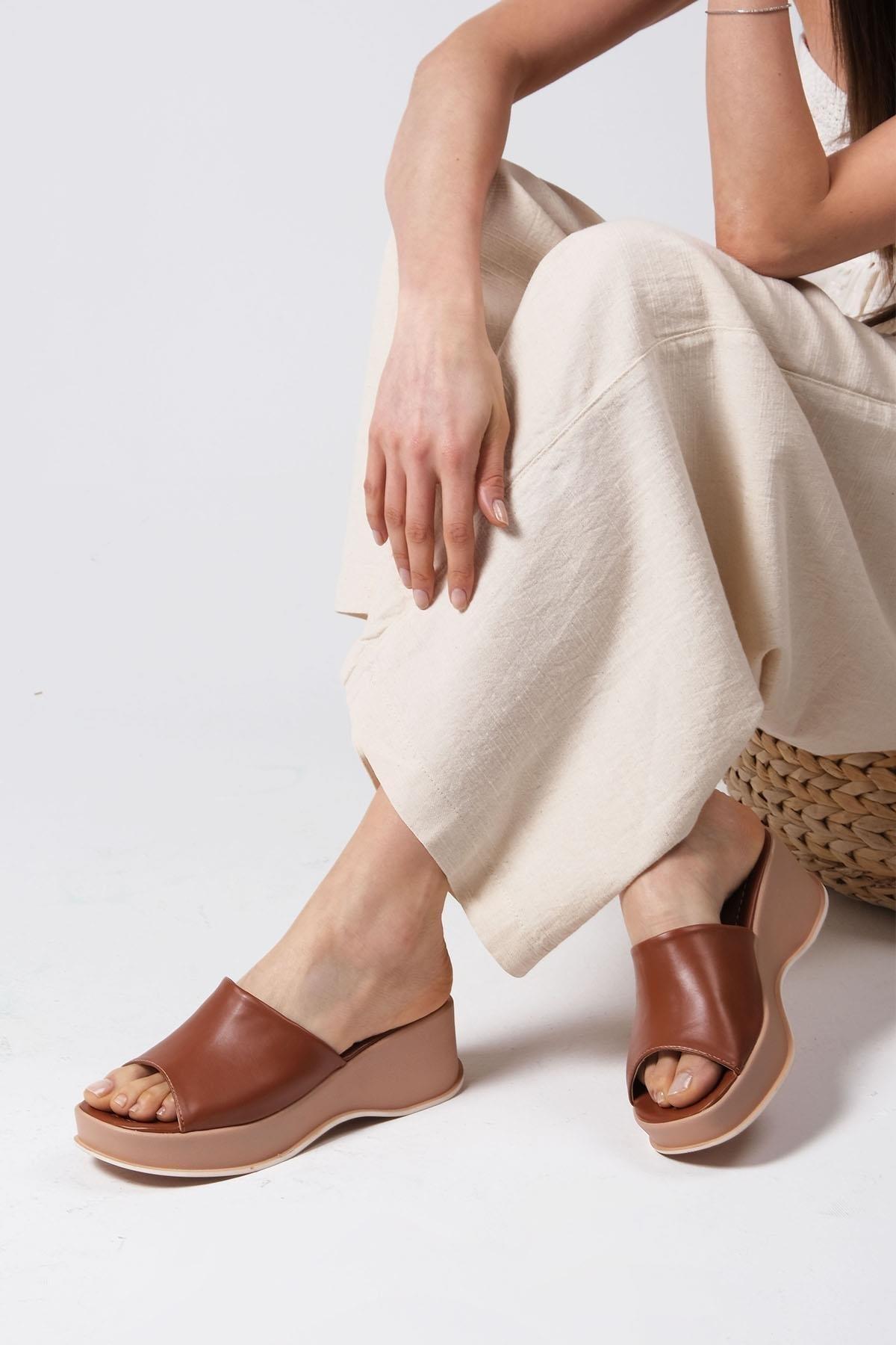 

Женские модные тапочки Alba коричневого цвета на толстой подошве 40