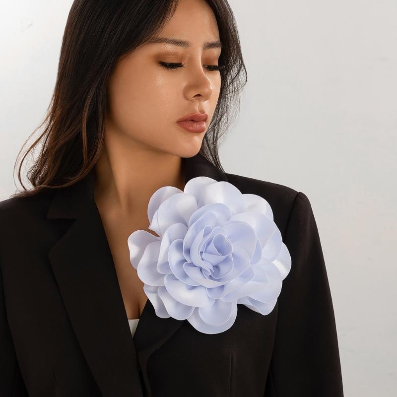 Stilvolle und praktische Stoffblumenbrosche Auffälliger Anstecker mit großer Blume Zarte Stoffblumenbrosche Nadel Accessoire