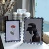 Bunter acrylfarbener Wellen-Magnet-Fotorahmen für den Tisch