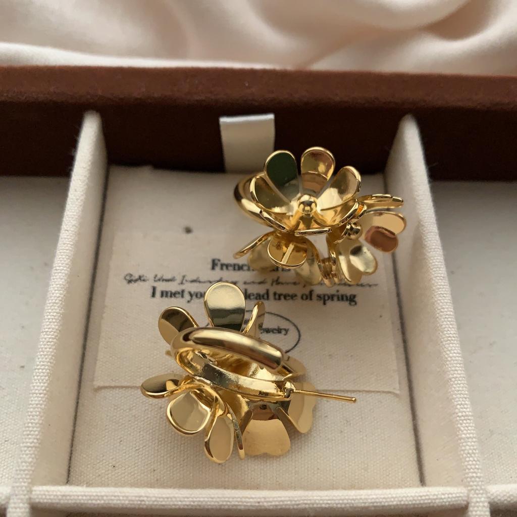 Beautiful Retro Light Luxury High Sense French Three-Dimensional Petal Metal Flower Earrings Temperament Light Luxury Stud Earrings Women