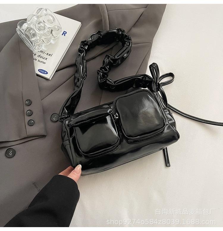 

2025 autumn and winter Korean version pleated armpit small bag new fashion double pocket messenger bag foreign style women commuter shoulder bag