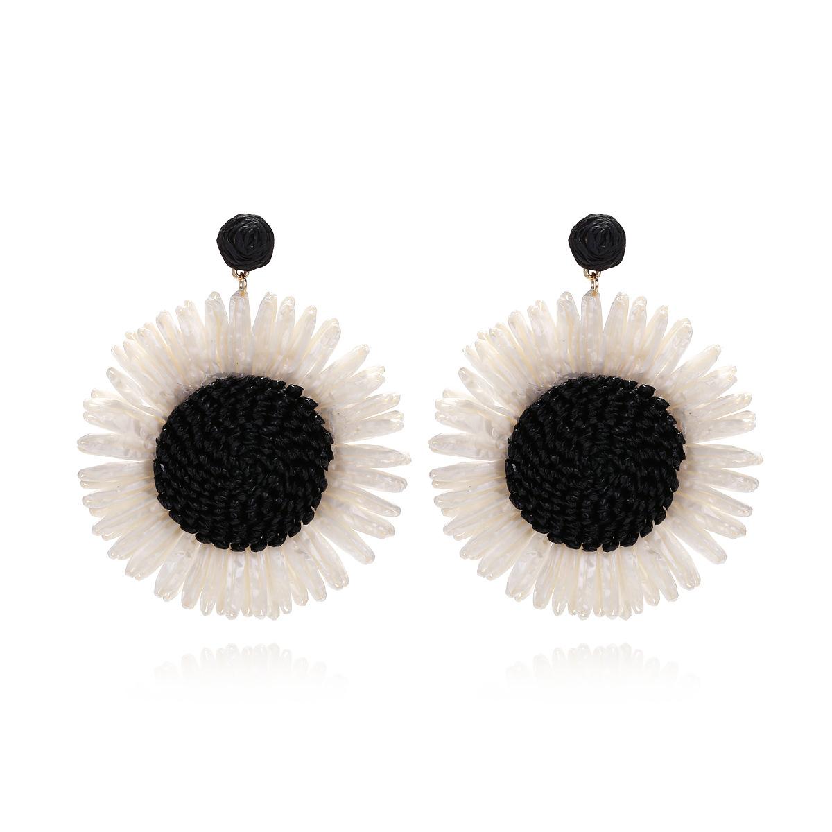 

Серьги-подвески с большим цветком из лафита ручной работы белый