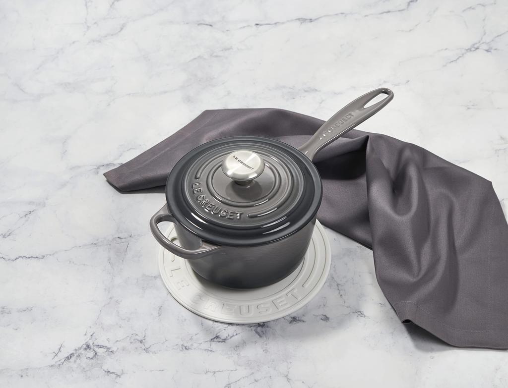 Le Creuset Silicone Cherry Heat and Cold with Hook Storage Japanese Trivet, Red, Resistant, [Official Retailer]