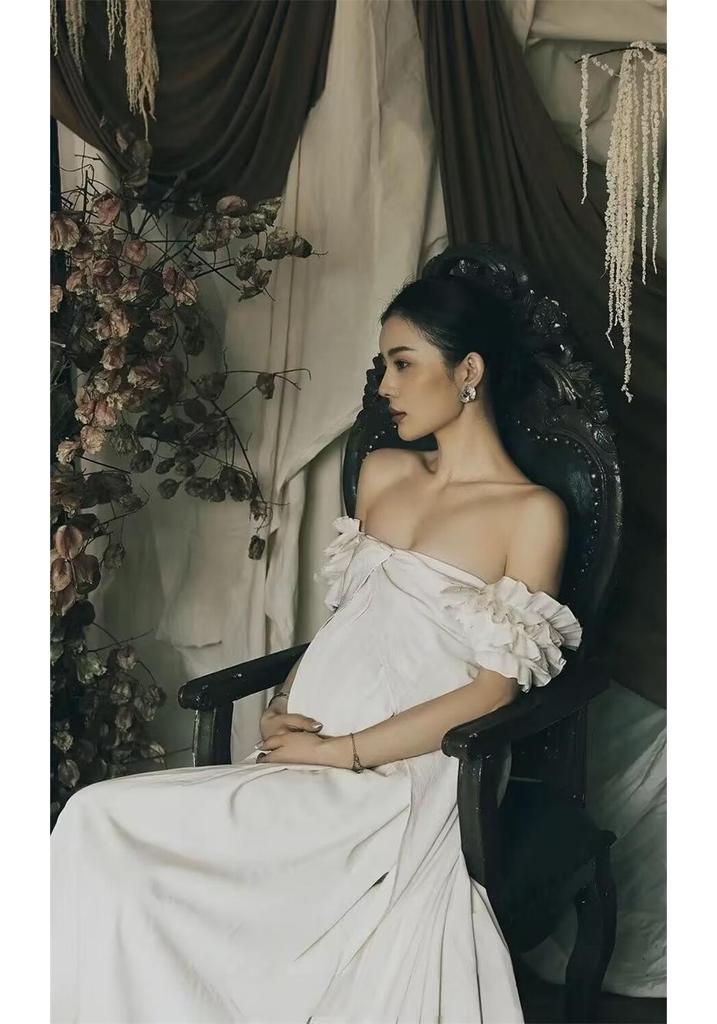 Maternity French White Gown - High-End Retro Oil Painting Style for Photography