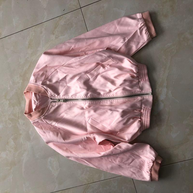 

Атласная куртка Осень Новая Внешняя торговля Женская одежда Маленький воротник-стойка Застежка-молния Длинный рукав Приталенная Бейсбольная форма 32564 Pink B- 11-22-5 S