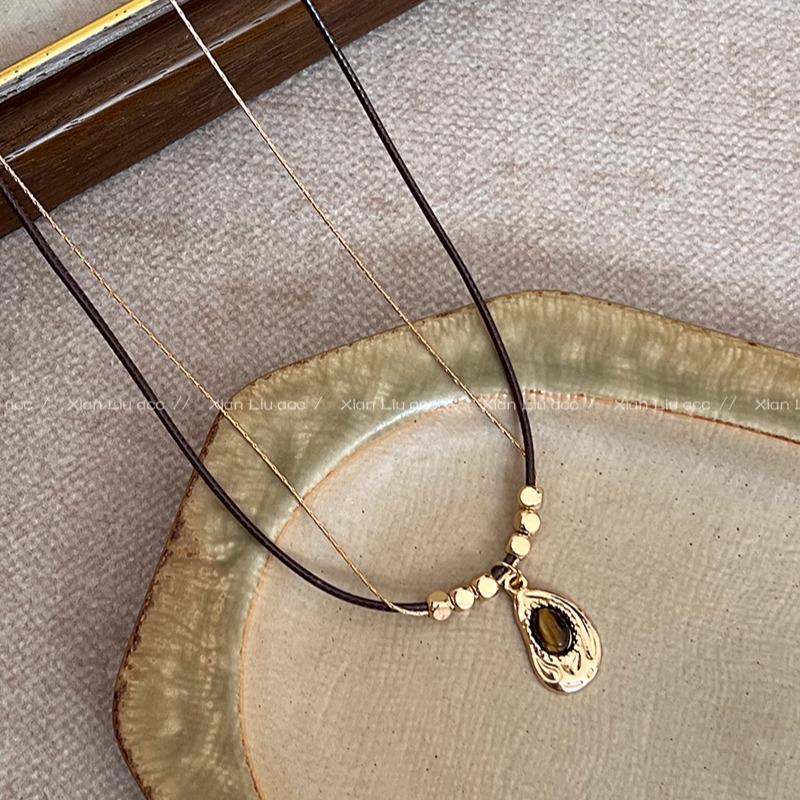 Women's Leather Tiger Eye Layered Necklace - Retro Double-Layer Choker Accessory with High-End Luxury Clavicle Chain.